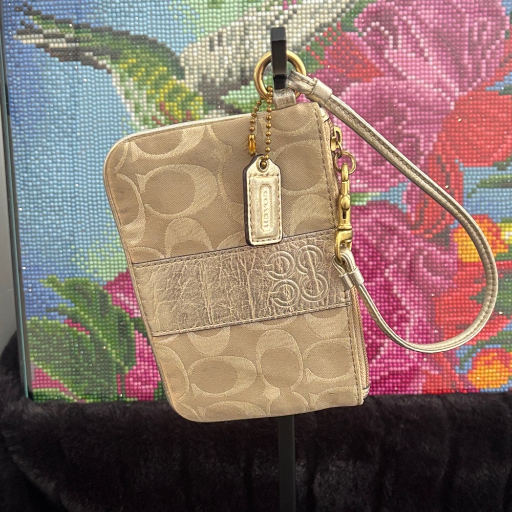Coach🌸Wristlet with Original Hang tag - Picture 9 of 12